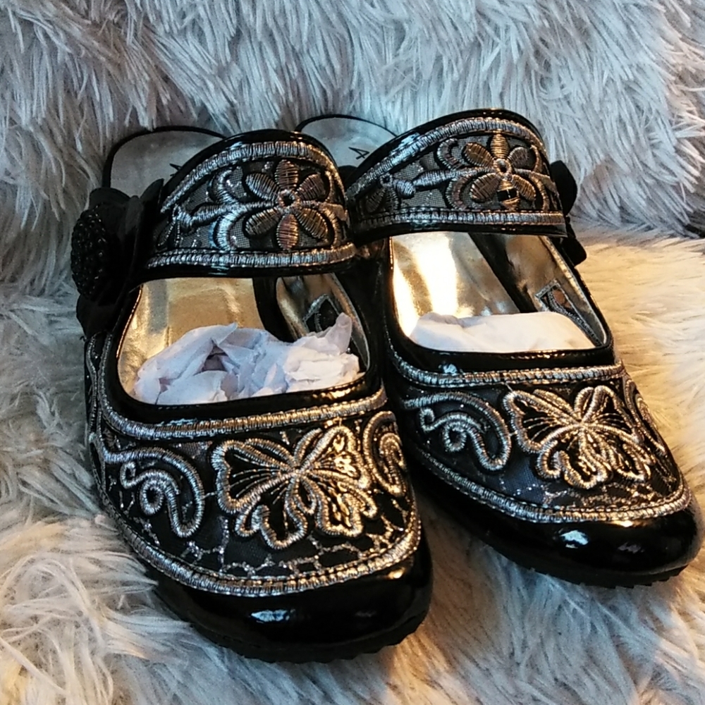 Shoes - Picture 2 of 6